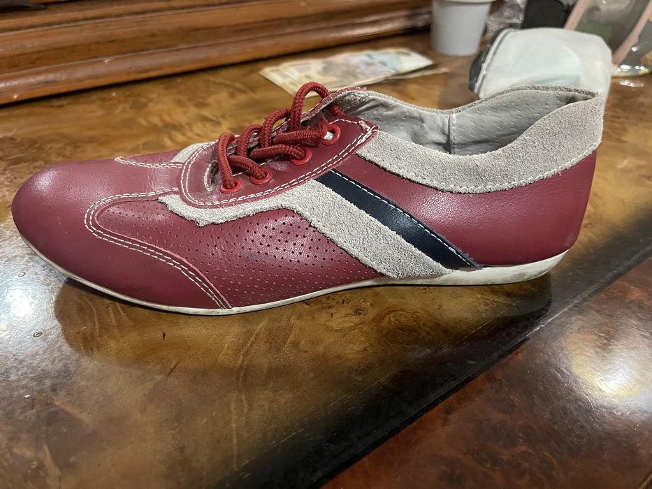 Кожаные кроссовки