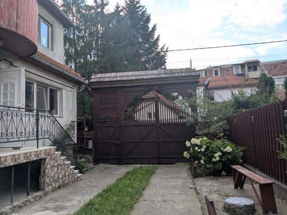 Casa cu etaj 281 mp de inchiriat