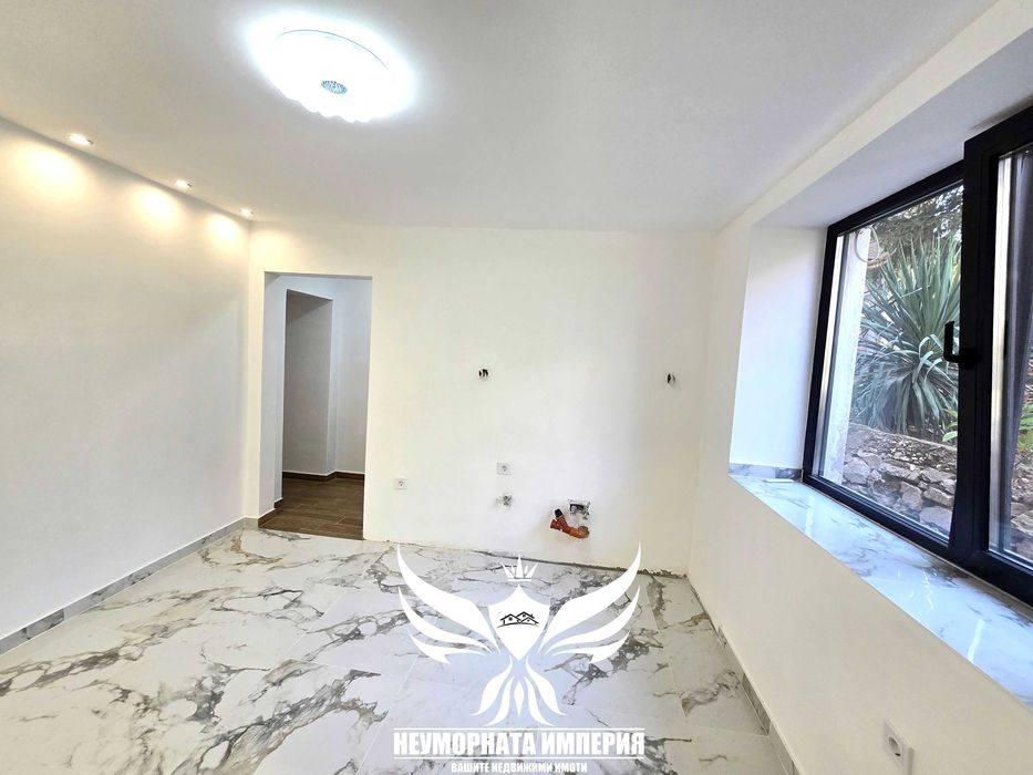 Продавам двустаен апартамент с площ от 40кв.м. на партер с гараж 20кв.м. в град Асеновград квартал Изток