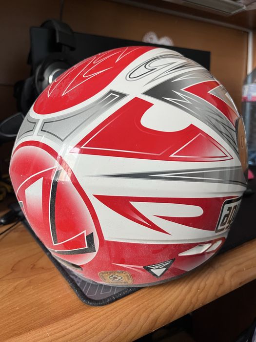 Червено бяла каска на AGU