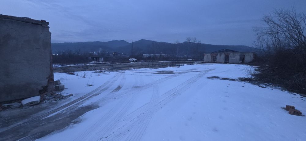 Inchiriez teren betonat