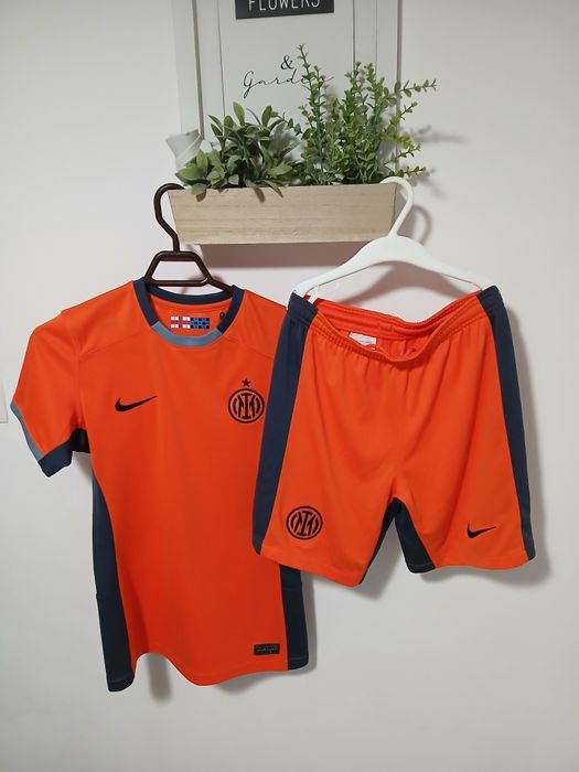 Compleu fotbal  Inter Milano original pt copii.  10/11ani.137/147cm