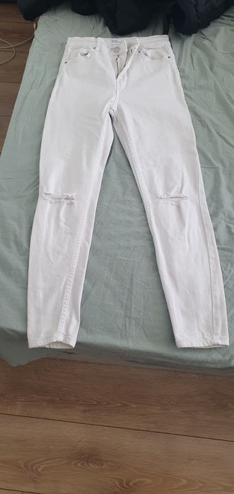 Продавам различни модели дънки и два чифта на Bershka