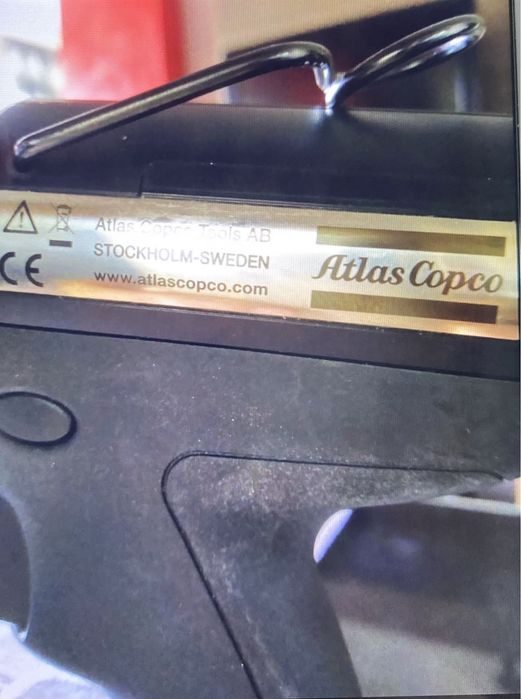 Продавам зарядно с две батерии с голяма и малка на Atlas Copco