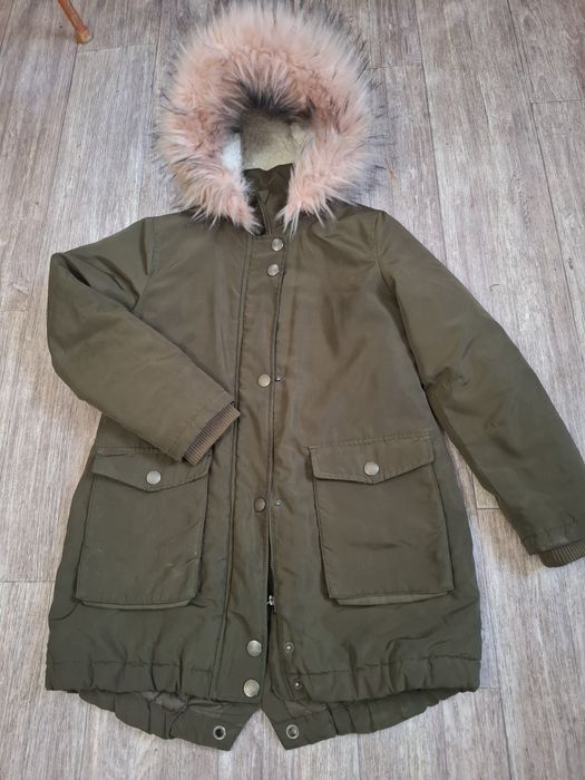 Продам теплую куртку на девочку на рост 145.