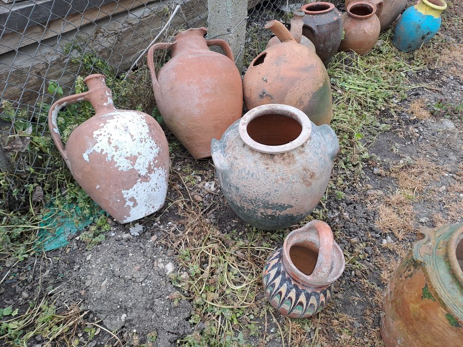 Стари делви, гърнета и стомнички