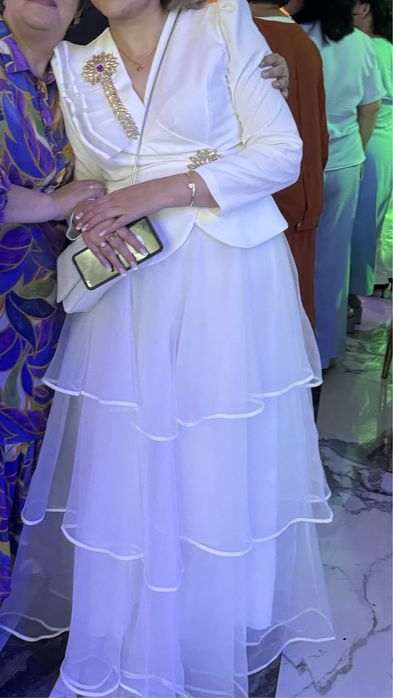 Продам шикарное платья белого цвета