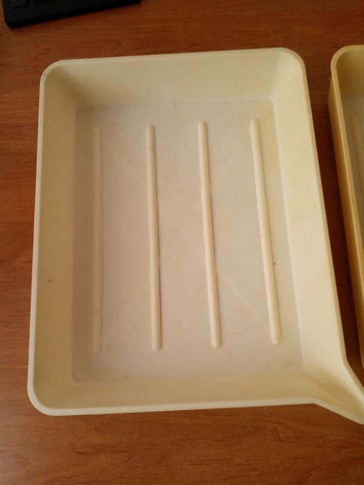 Пластмассовая плоская посуда размером 22х28х5см.Цена 30 тыс за 2шт.