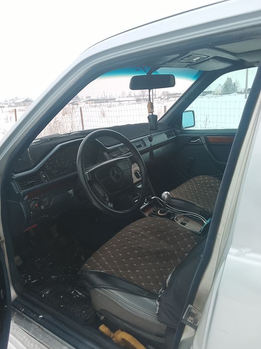 Мерседес Е 200 Машина на полном ходу.п