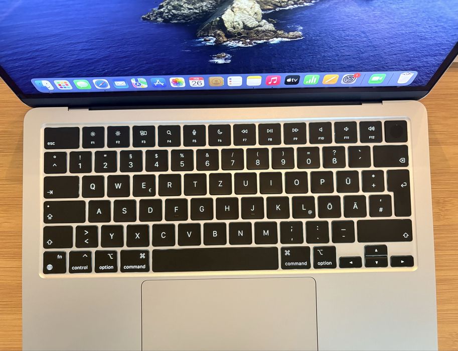MacBook Air 13” M3 Chip 256GB SSD(2024).+ подарък калъф за носене.