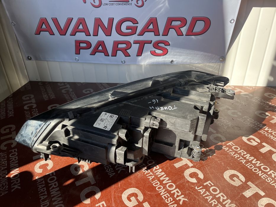 Фар VW Touran 2016- десен