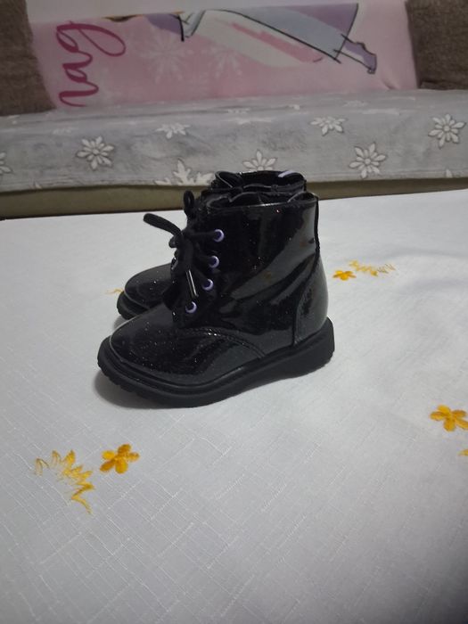 Vand ghetuțe pentru bebeluși