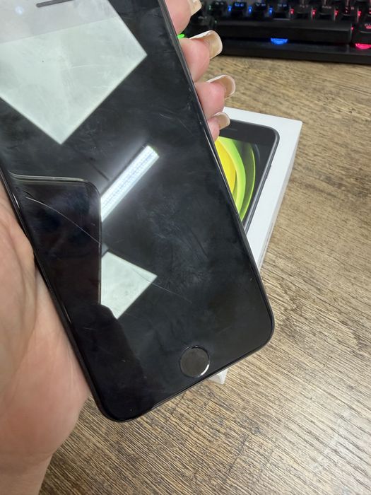 Продам iphone SE-64