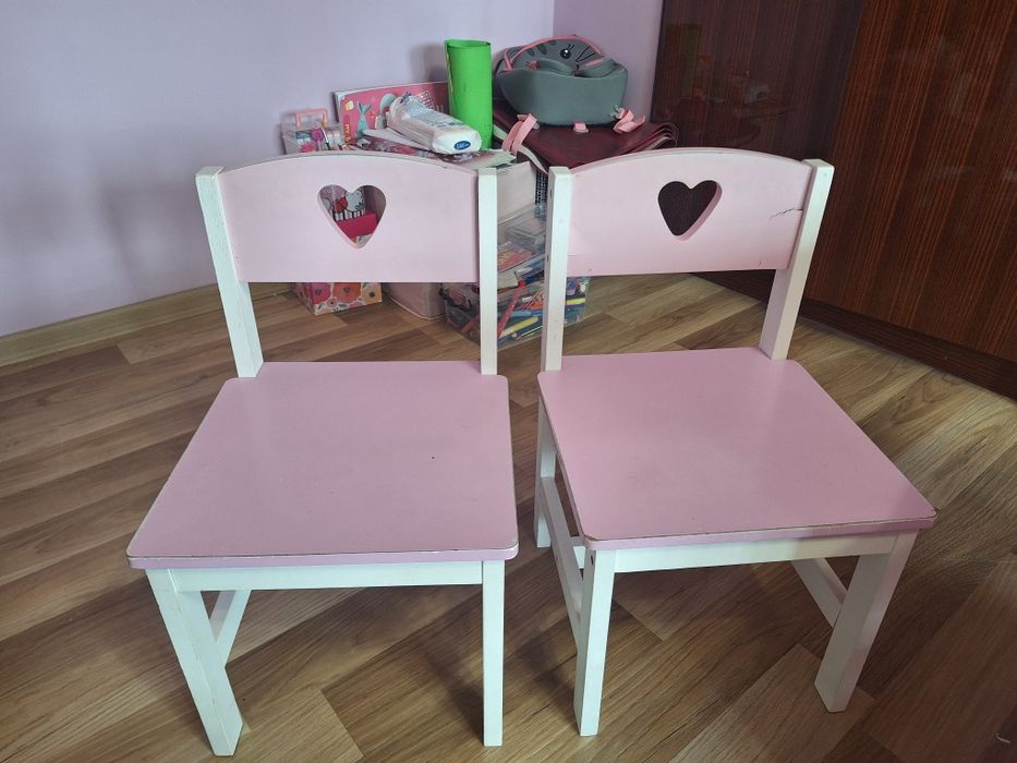 Детска дървена маса с два стола