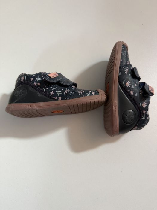 Pantofi Biomecanics marimea 22 si Vicco marimea 21
