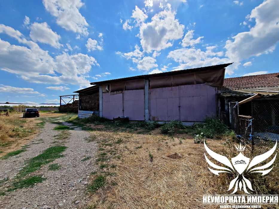 Продавам обор, краварник, склад 8110кв.м. и земя 580кв. с.Дълбок Извор