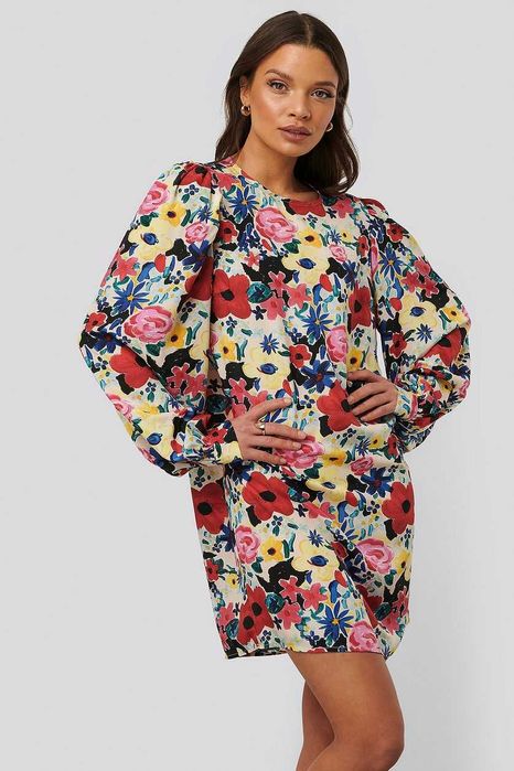 NA-KD цветна рокля с обемни ръкави