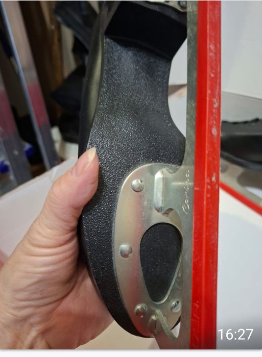 Продам  полупрофессиональные фигурные коньки Botas Dagmar