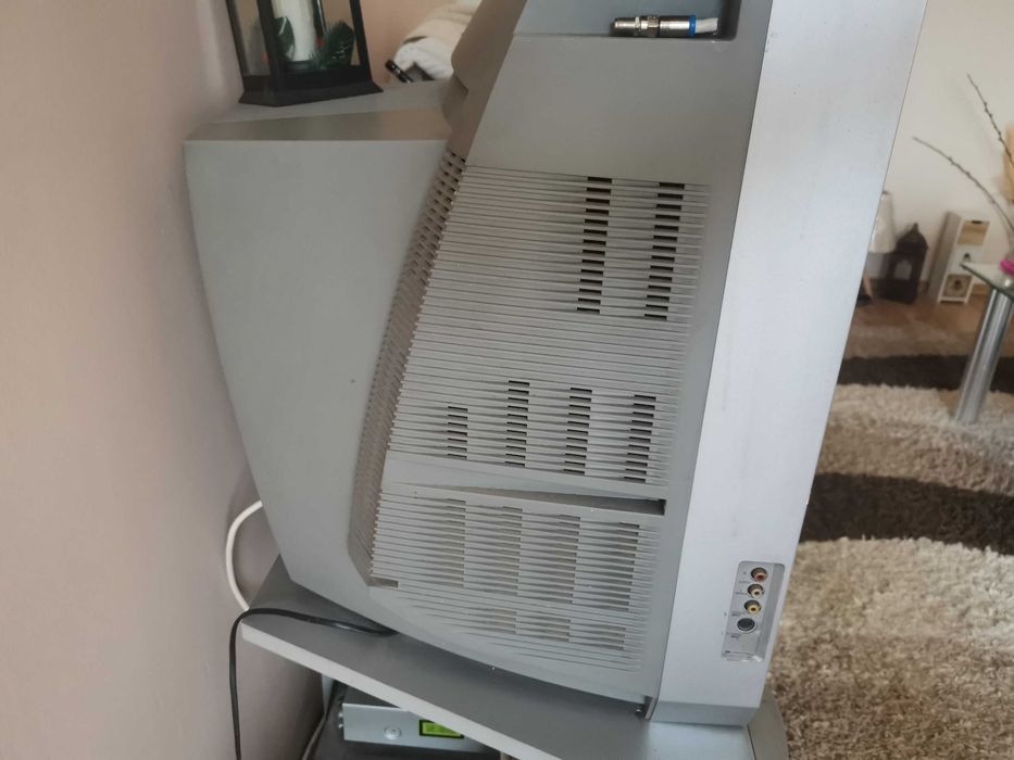 Телевизор Samsung с маса