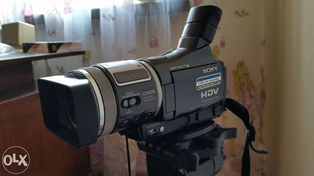 Полупрофессиональная камера Sony HDR-HC1E