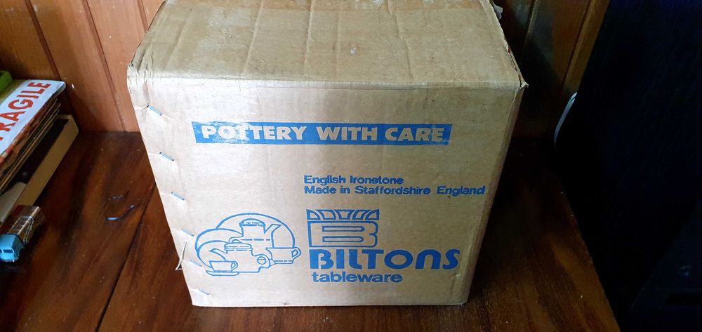 Английски сервиз чай и десерт чисто нов не е разопакован 5 части