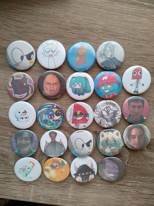 Продам  значки .