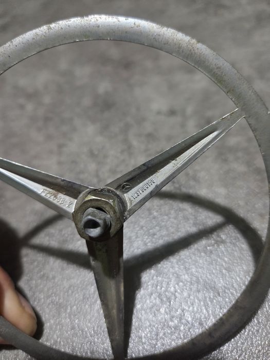 Емблема Mercedes W123
