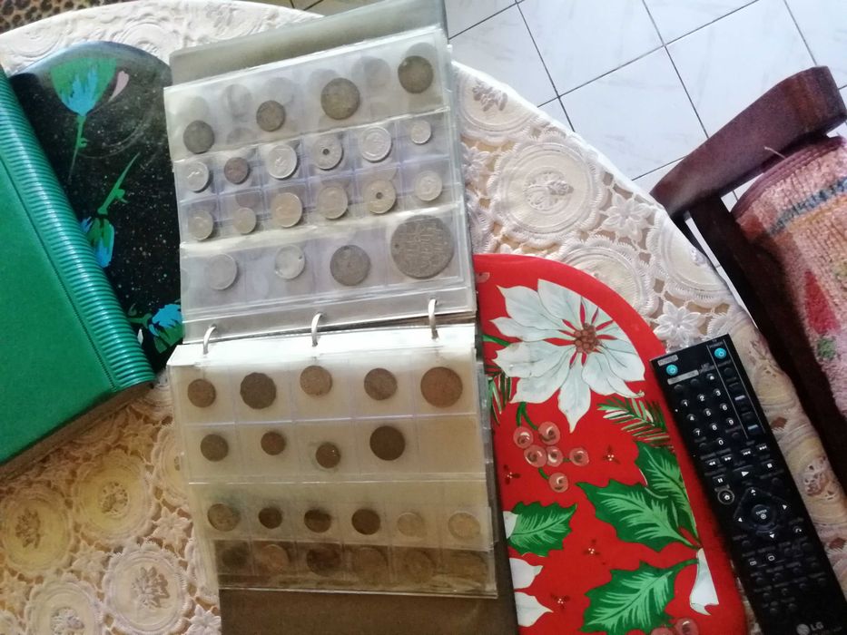 Албум с монети продавам