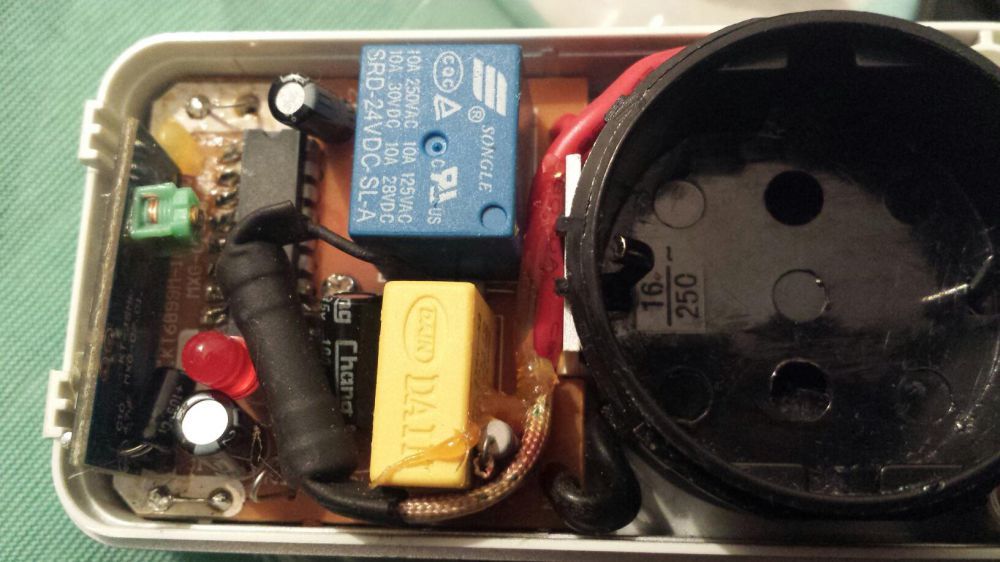 Priză acţionată prin telecomandă