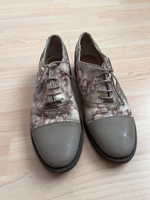 Pantofi de piele Prego cu model floral si snur