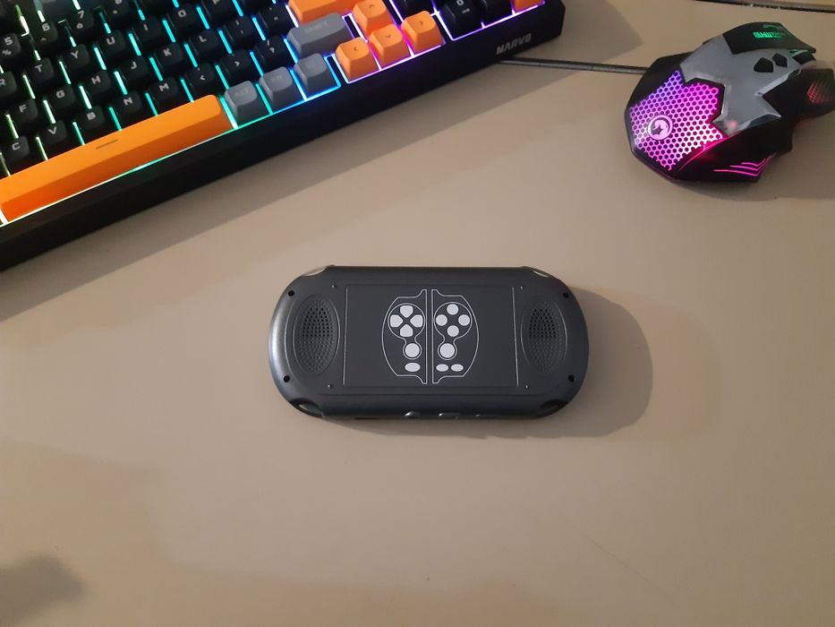 Consolă portabilă cu 1000 jocuri retro