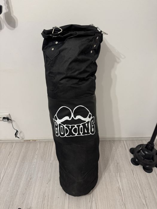 Sac de box umplut cu nisip si haine