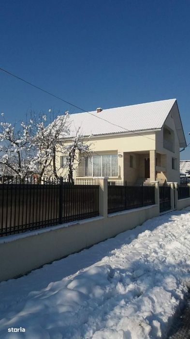 Casă centrală, spațioasă cu priveliști și curte generoasă – Jibou
