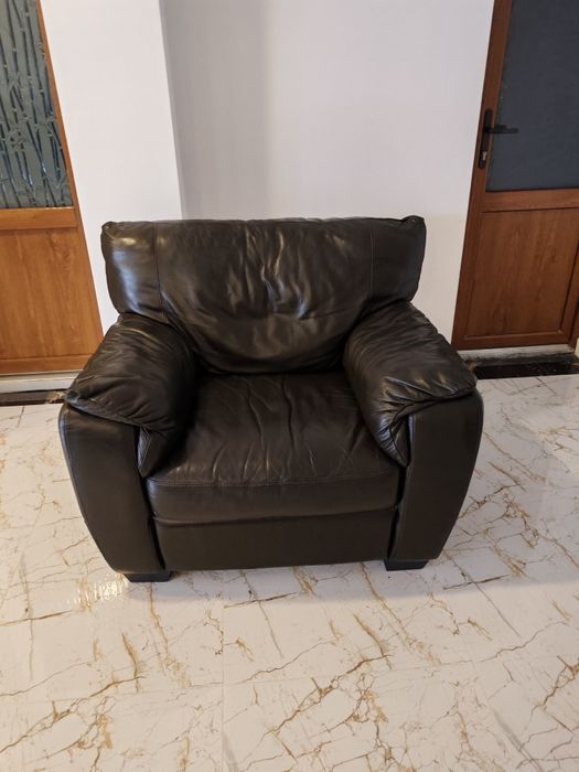 Vând canapea extensibila de piele naturala  cu fotoliu aproape noi