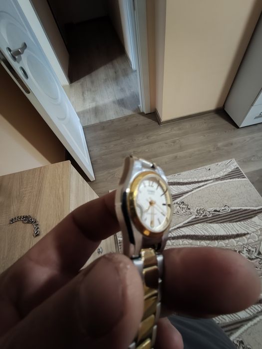 Продавам два часовника