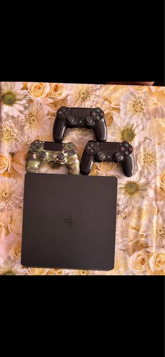 PS4 Slim с 8 игри и 3 джойсти