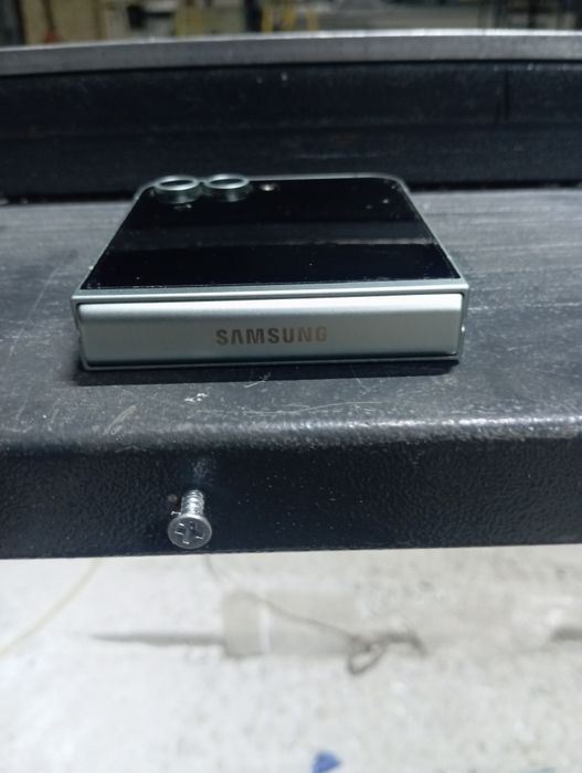 Продам телефон Самсунг z flip6