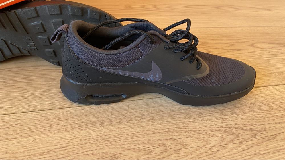 Маратонки Nike номер 40, но отговарят на 39