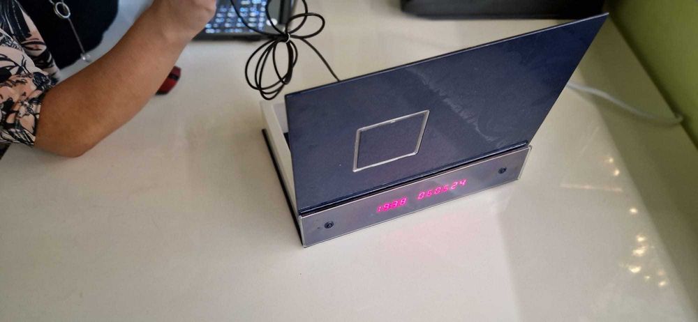 Lampa de birou, LED, ceas, priza multipla, albastru. Cadoul ideal!