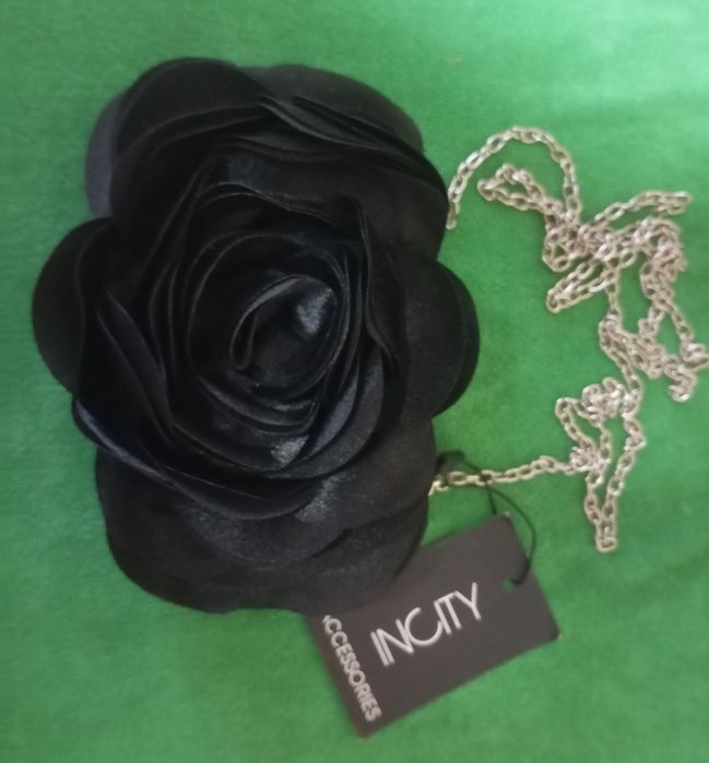 Черный клатч с цветочным декором