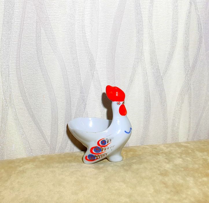 Статуэтка девушка с петушком