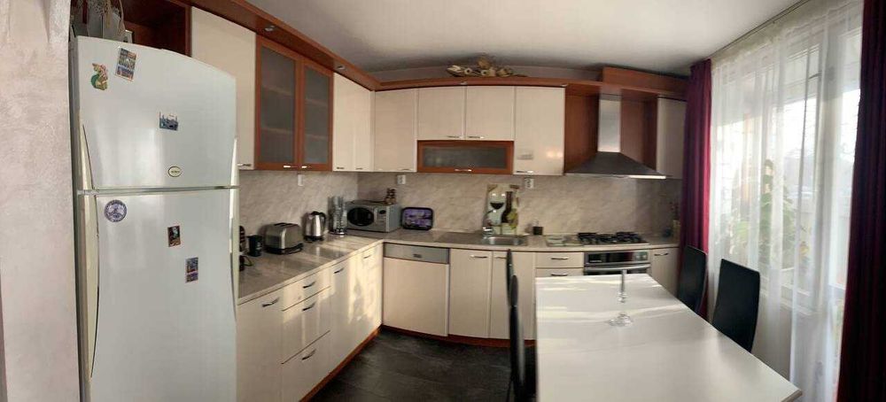 Дава се под наем Тристаен апартамент в Бургас, Лазур - 90 кв.м за 663 € - Снимка #1