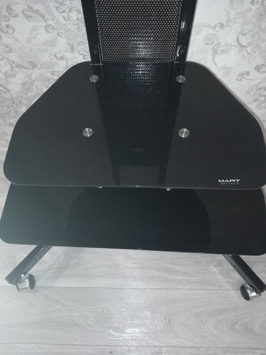 Поставка под телевизор на колесиках