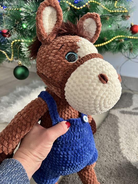 Ръчно плетено конче – мека плюшена играчка, подарък за дете