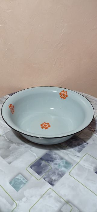 Продам 2 эмалированных таза