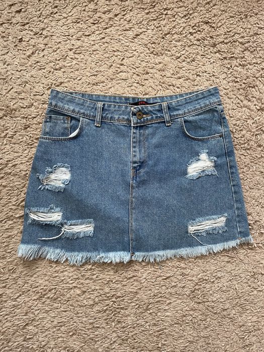 Къса дънкова пола, носена. Размер М