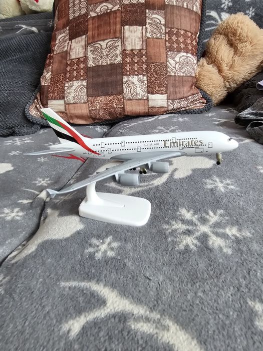 Macheta metalica avion emirates 21 cm lungime noua