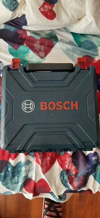 Bormasina bosch cu doi acumulatori si cu cutie de transport și încărcă