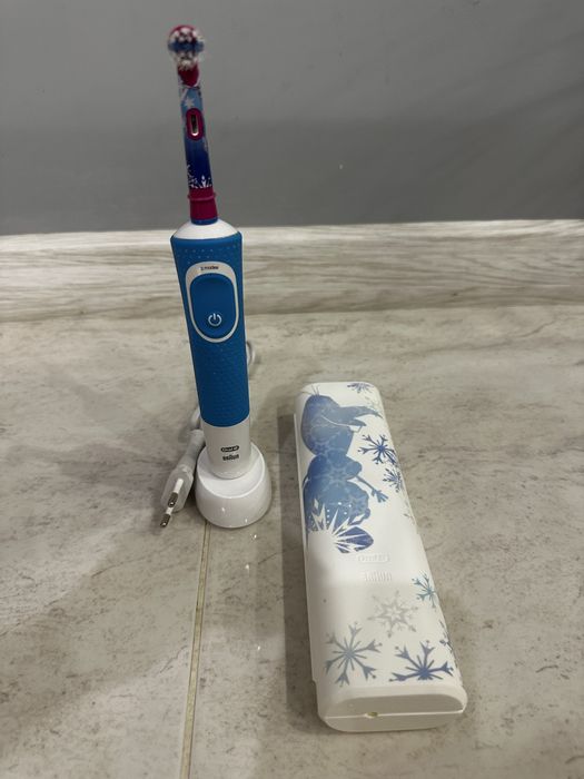 Електрическа четка за зъби Oral-B