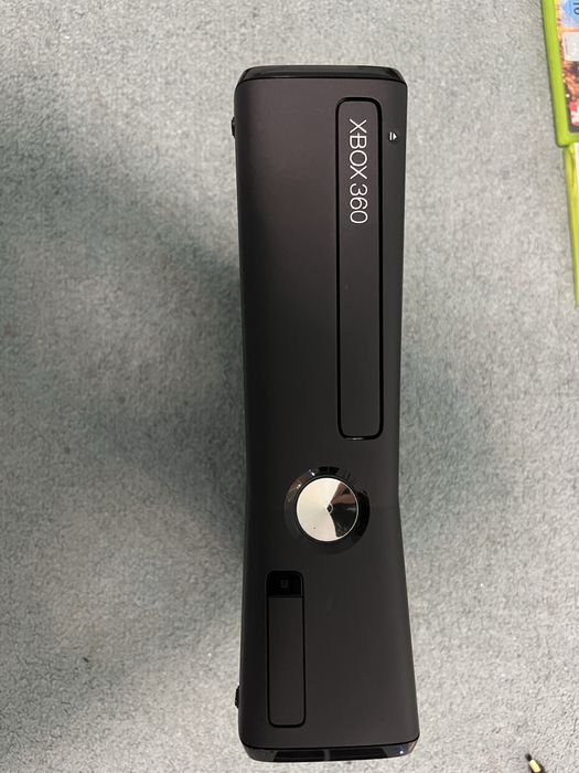 Vand Xbox 360 in stare buna,mentenata a fost facuta,wl vine cu 14 jocu
